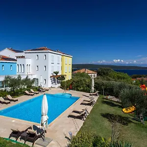 Отель Manora, Нерезине